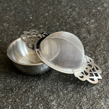Load image into Gallery viewer, Hand Strainer